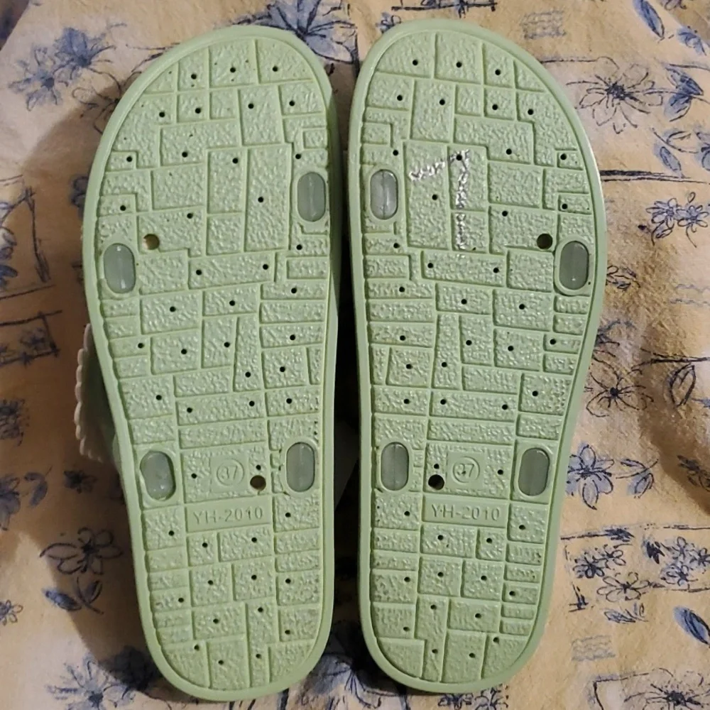 BNWT:  Green Rubber Sandals - Picture 5 of 6